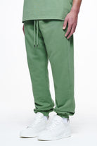 Pegador Logo Heavy Sweat Jogger Vintage Washed Cypress Green Gum Seitenansicht aus der Finer Things Kollektion für Herren