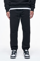 Pegador Logo Heavy Sweat Jogger Black Black Gum Hauptansicht aus der Finer Things Kollektion für Herren