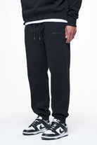 Pegador Logo Heavy Sweat Jogger Black Black Gum Seitenansicht aus der Finer Things Kollektion für Herren