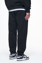 Pegador Logo Heavy Sweat Jogger Black Black Gum Gegenansicht aus der Finer Things Kollektion für Herren