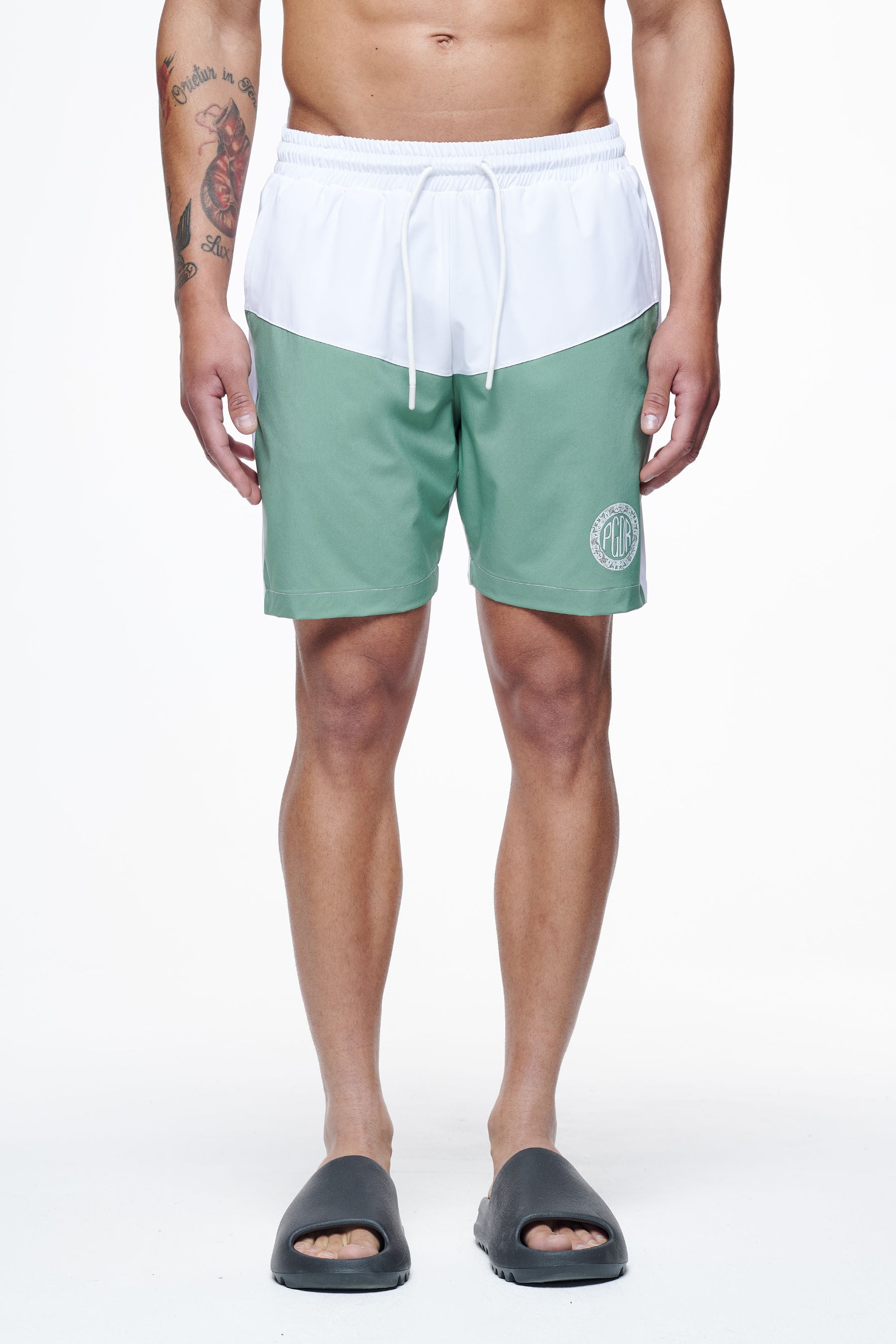 Pegador Baker Swim Shorts White Cypress Green Hauptansicht aus der Finer Things Kollektion für Herren