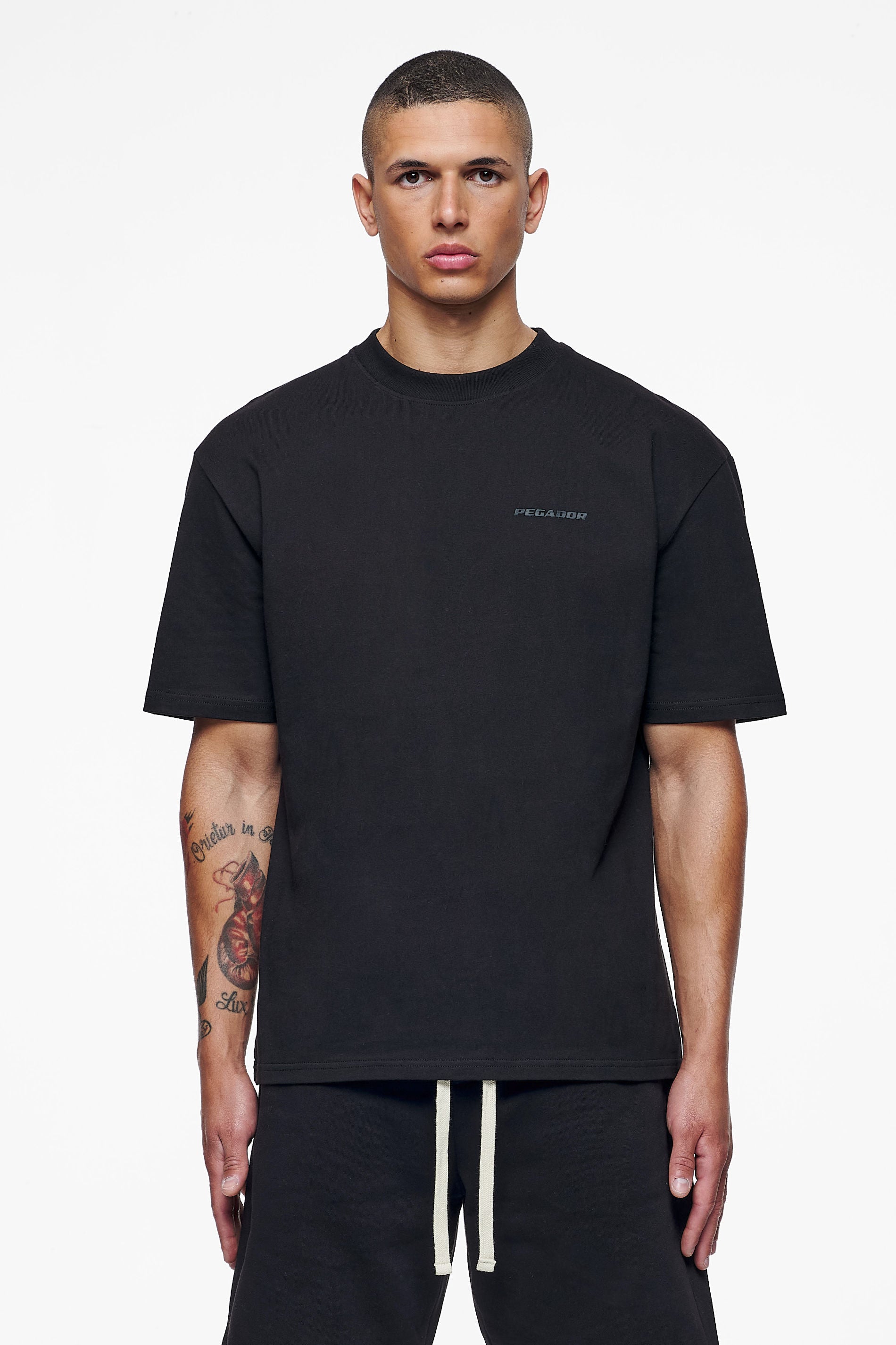 Pegador Logo Oversized Tee Black Black Gum Hauptansicht aus der Finer Things Kollektion für Herren