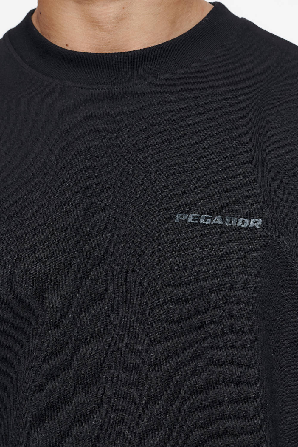 Pegador Logo Oversized Tee Black Black Gum Detailshot aus der Finer Things Kollektion für Herren