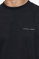 Pegador Logo Oversized Tee Black Black Gum Detailshot aus der Finer Things Kollektion für Herren