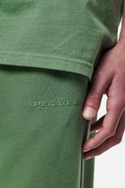 Pegador Logo Heavy Sweat Jogger Vintage Washed Cypress Green Gum Detailshot aus der Finer Things Kollektion für Herren