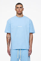 Pegador Colne Logo Oversized Tee Vintage Washed Riviera Blue Seitenansicht aus der Finer Things Kollektion für Herren