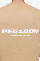 Pegador Colne Logo Oversized Tee Vintage Washed Espresso Detailshot aus der Finer Things Kollektion für Herren