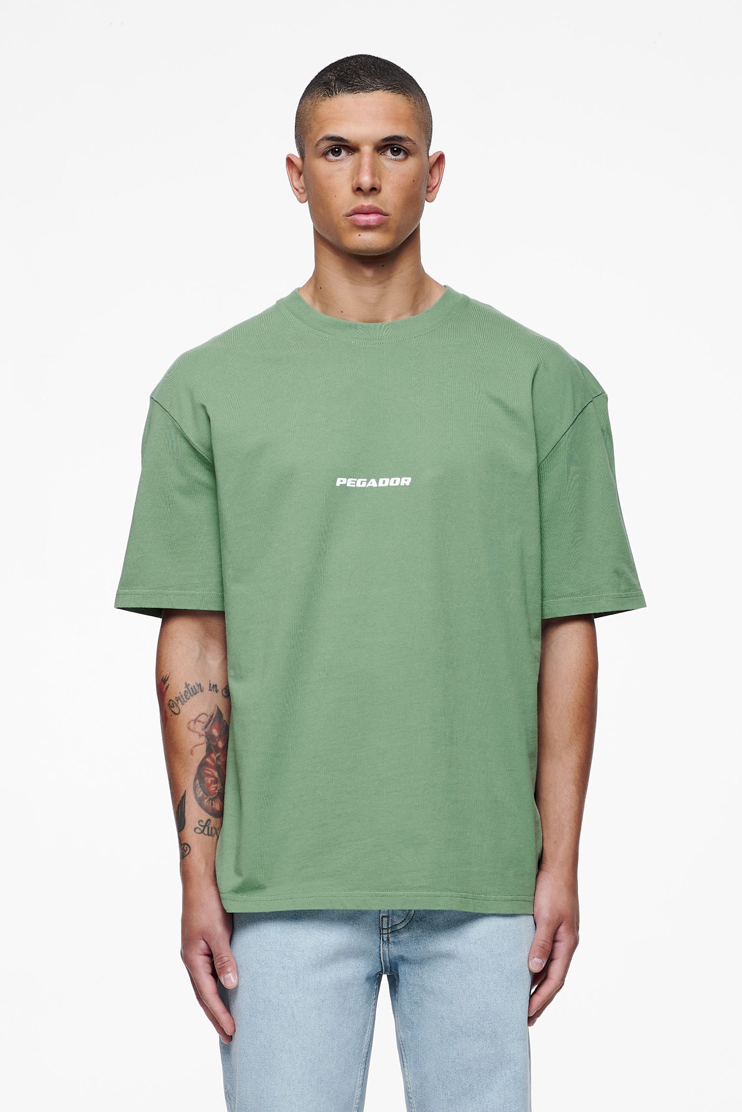 Pegador Colne Logo Oversized Tee Vintage Washed Cypress Green Seitenansicht aus der Finer Things Kollektion für Herren