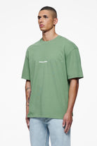 Pegador Colne Logo Oversized Tee Vintage Washed Cypress Green Gegenansicht aus der Finer Things Kollektion für Herren