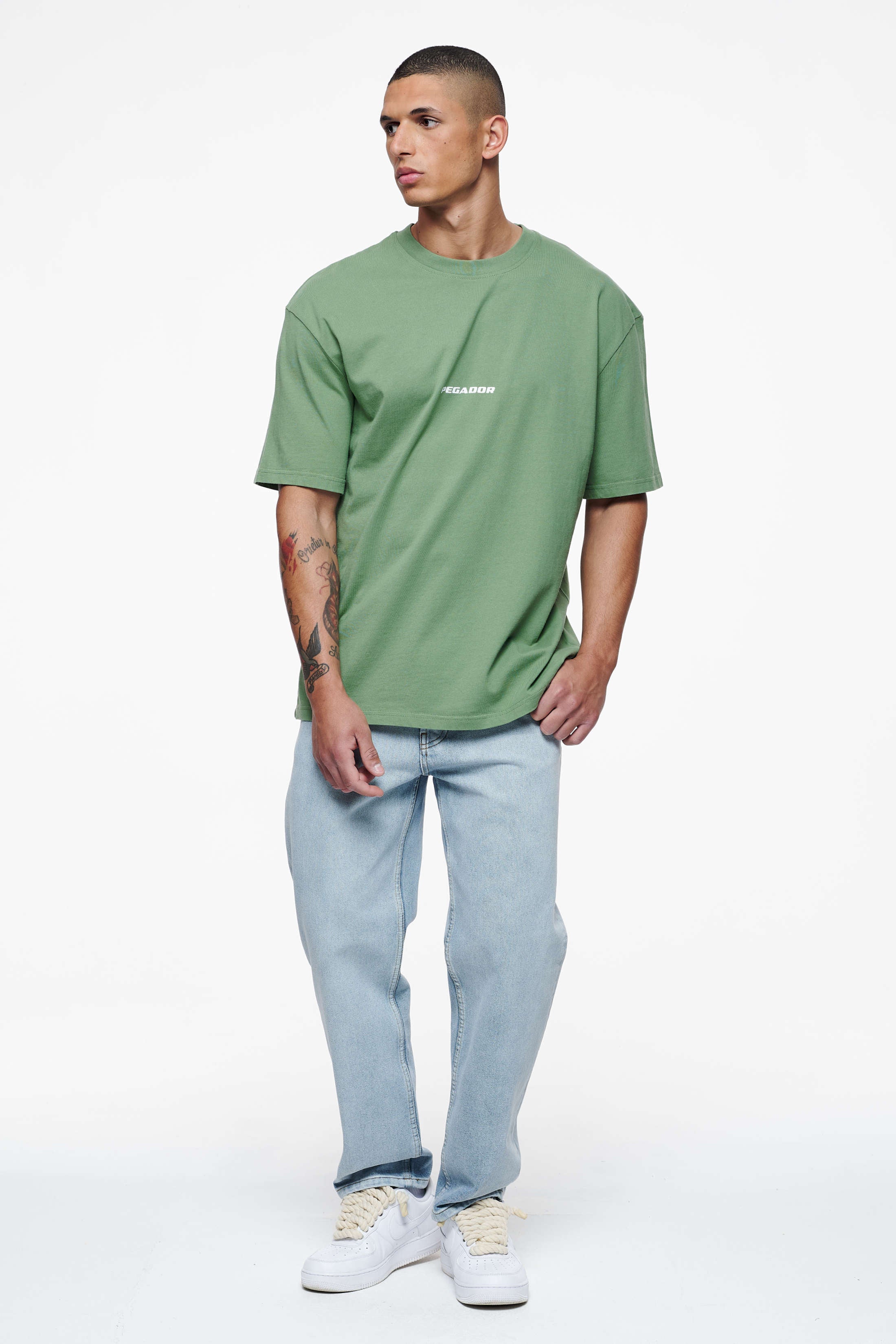 Pegador Colne Logo Oversized Tee Vintage Washed Cypress Green Ganzkörper Bild aus der Finer Things Kollektion für Herren