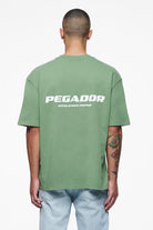 Pegador Colne Logo Oversized Tee Vintage Washed Cypress Green Hauptansicht aus der Finer Things Kollektion für Herren