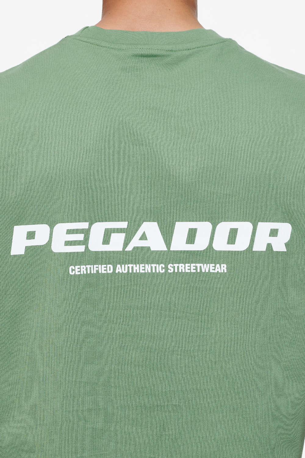 Pegador Colne Logo Oversized Tee Vintage Washed Cypress Green Detailshot aus der Finer Things Kollektion für Herren