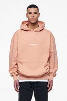 Pegador Colne Logo Oversized Hoodie Vintage Washed Tuscan Rose Seitenansicht aus der Finer Things Kollektion für Herren