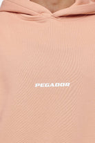 Pegador Colne Logo Oversized Hoodie Vintage Washed Tuscan Rose Detailshot aus der Finer Things Kollektion für Herren