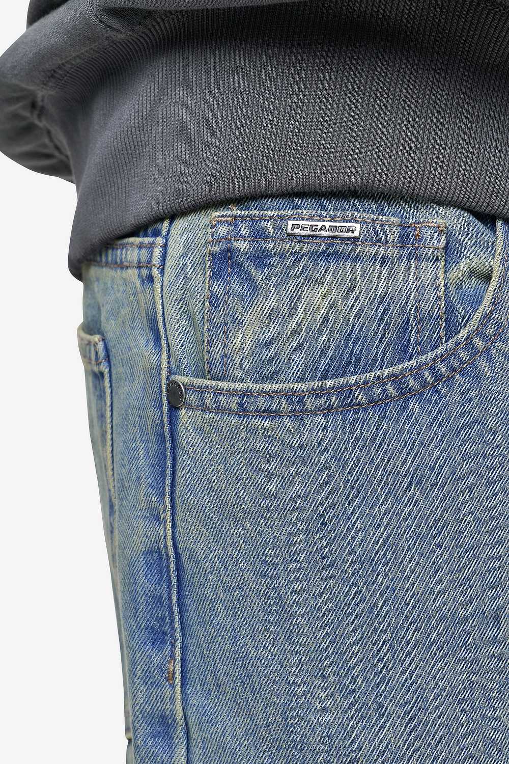 Pegador Baures Straight Jeans Washed Vintage Blue Detailshot aus der PEGADOR® Jeans Kollektion für Herren