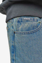 Pegador Baures Straight Jeans Washed Vintage Blue Detailshot aus der PEGADOR® Jeans Kollektion für Herren