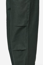 Pegador Ashton Parachute Pants Olive Green Detailshot aus der PEGADOR® Jeans Kollektion für Herren