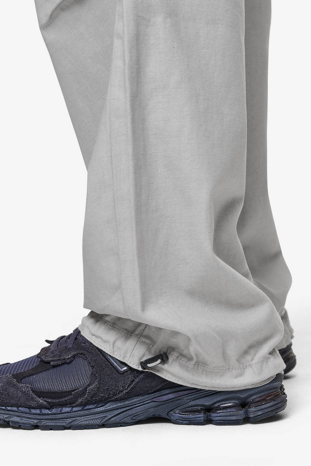 Pegador Ashton Parachute Pants Light Grey Detailshot aus der PEGADOR® Jeans Kollektion für Herren