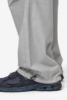 Pegador Ashton Parachute Pants Light Grey Detailshot aus der PEGADOR® Jeans Kollektion für Herren