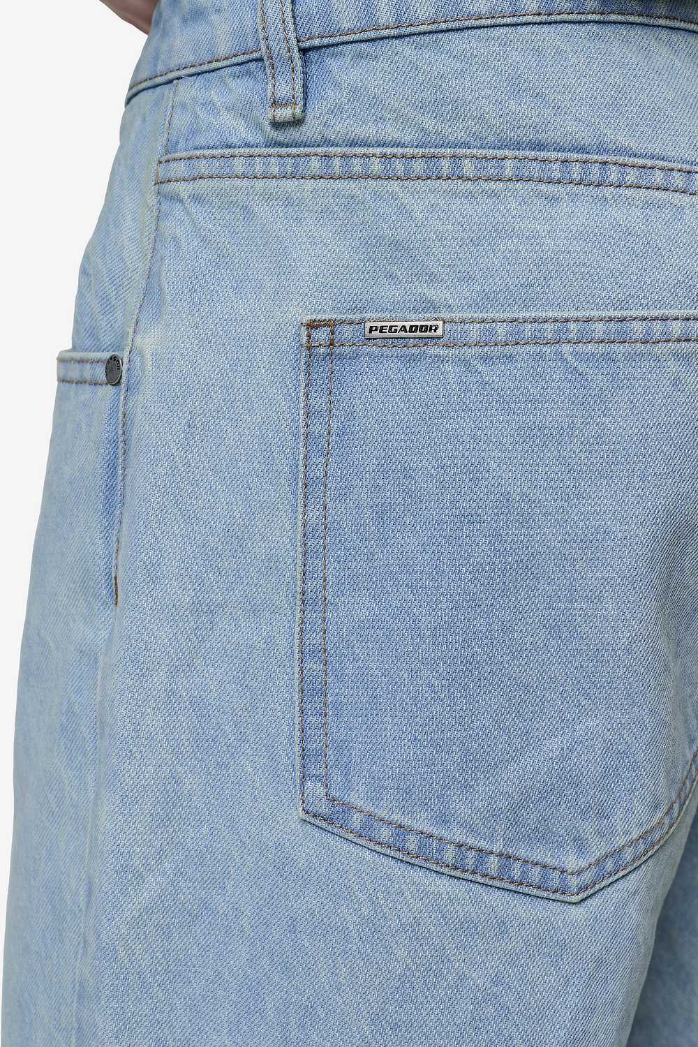 Pegador Baltra Baggy Jeans Sand Washed Blue Detailshot aus der PEGADOR® Jeans Kollektion für Herren