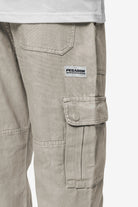 Pegador Risley Cargo Pants Beige Detailshot aus der PEGADOR® Jeans Kollektion für Herren