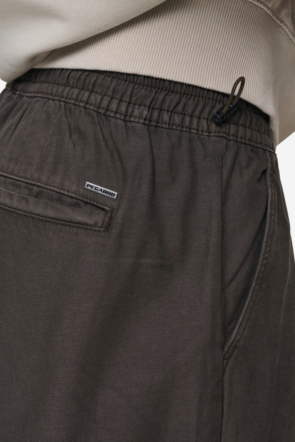 Pegador Ashton Parachute Pants Dark Brown Detailshot aus der PEGADOR® Jeans Kollektion für Herren