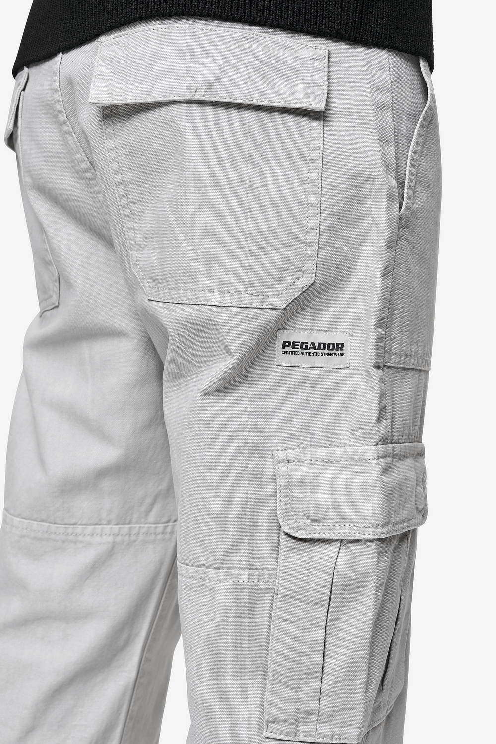 Pegador Risley Cargo Pants Light Grey Detailshot aus der PEGADOR® Jeans Kollektion für Herren