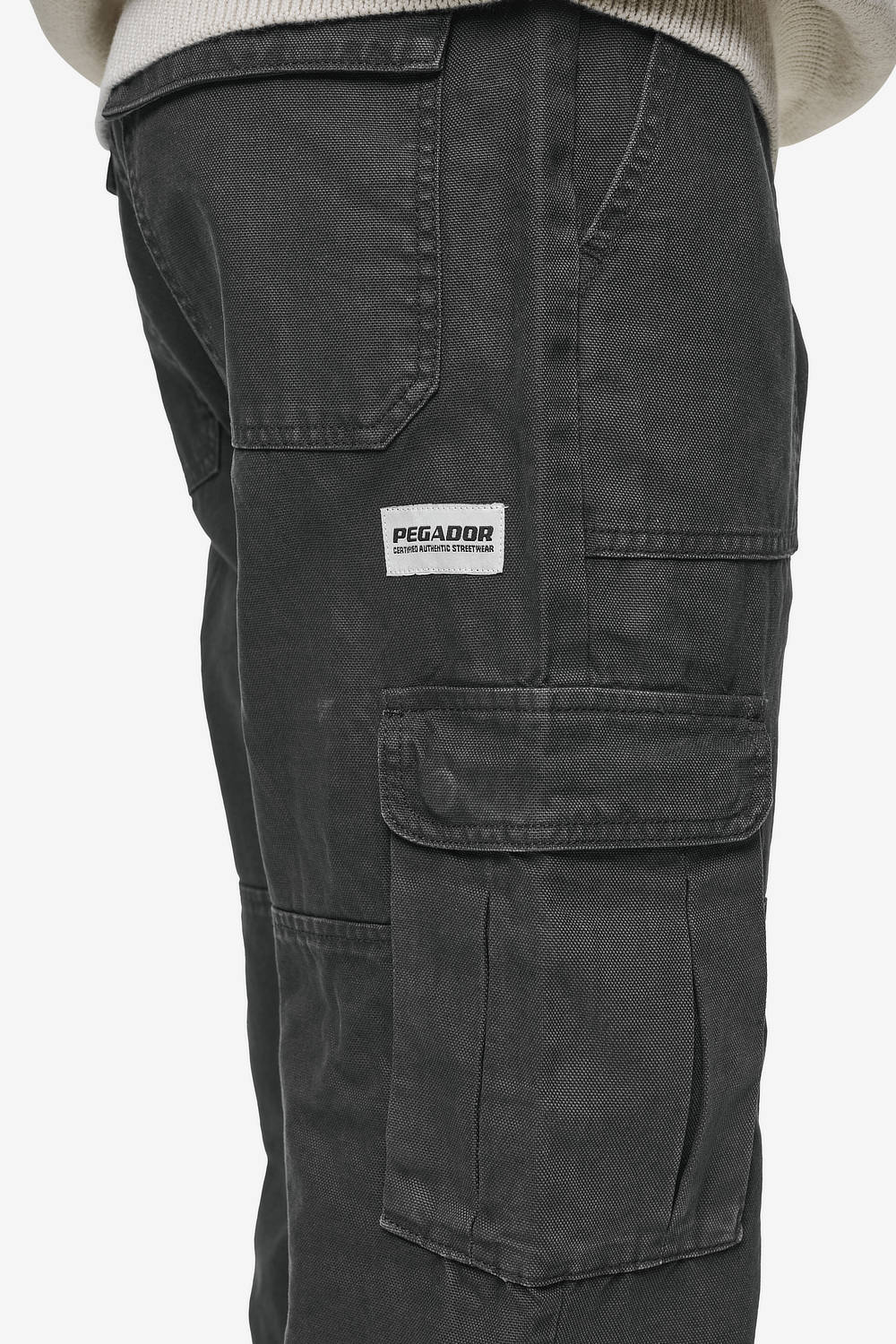 Pegador Risley Cargo Pants Dark Grey Detailshot aus der PEGADOR® Jeans Kollektion für Herren