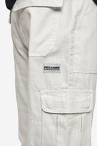 Pegador Risley Cargo Pants Cream Detailshot aus der PEGADOR® Jeans Kollektion für Herren