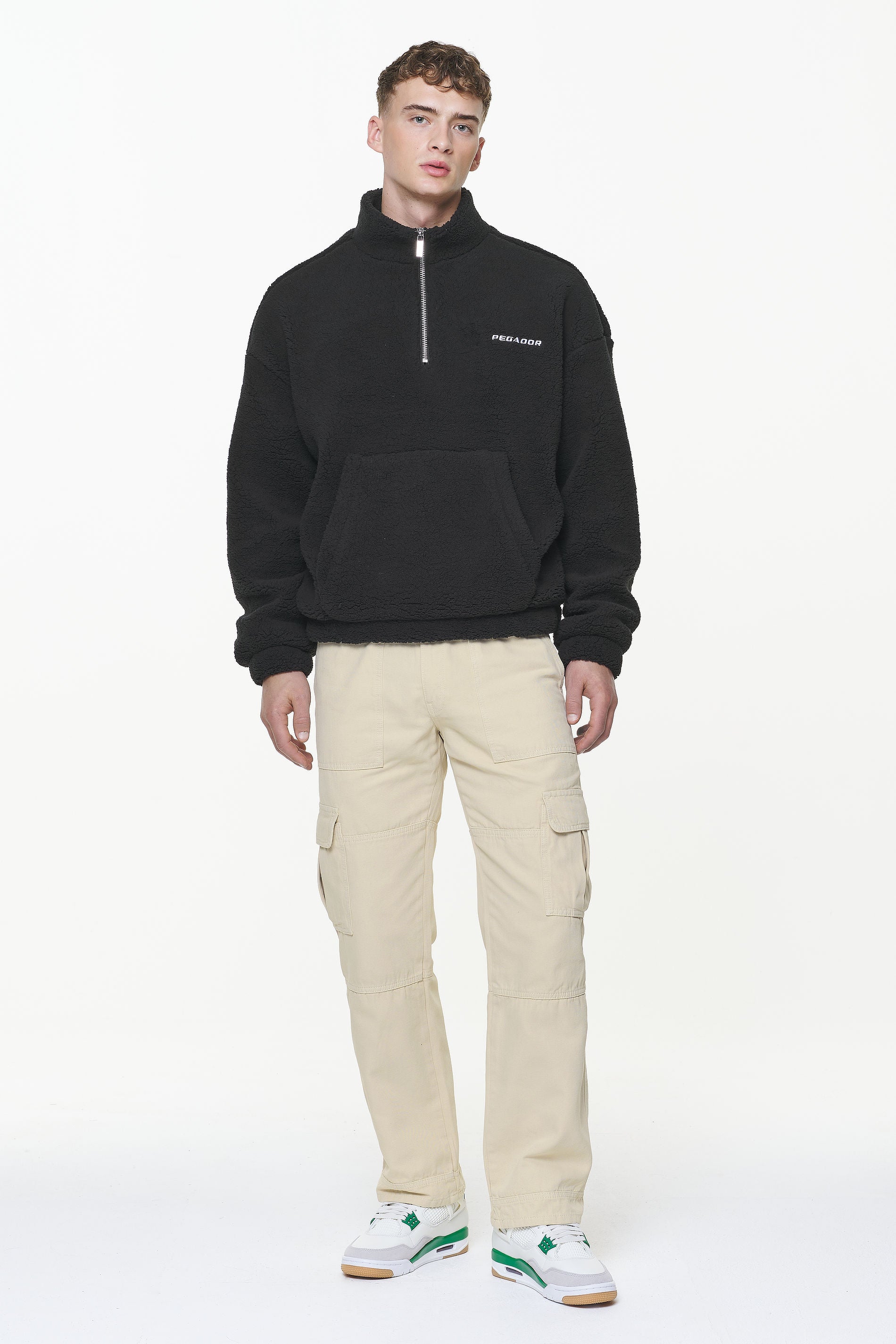 Pegador Tayls Cargo Pants Kingdom Beige Ganzkörper Bild aus der Built to Last Kollektion für Herren