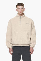 Pegador Puka Teddy Half Zip Sweater Kingdom Beige Hauptansicht aus der Built to Last Kollektion für Herren