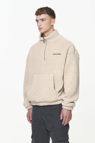 Pegador Puka Teddy Half Zip Sweater Kingdom Beige Seitenansicht aus der Built to Last Kollektion für Herren