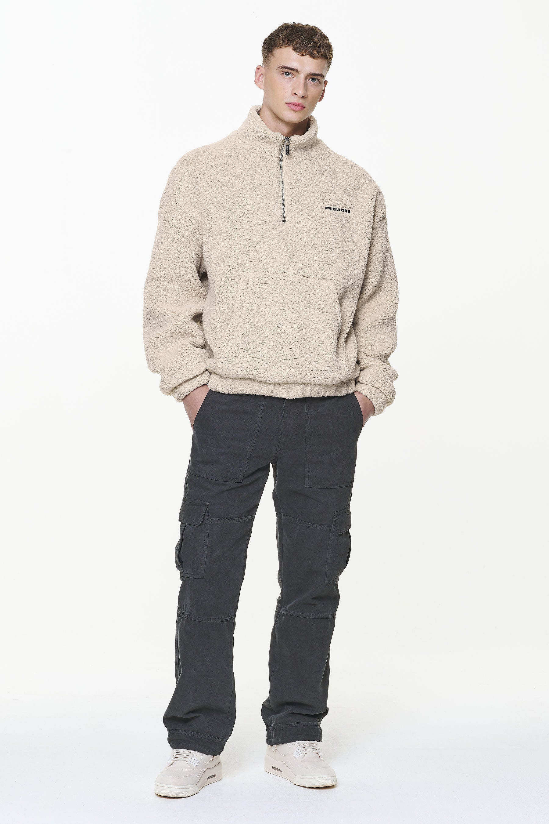 Pegador Puka Teddy Half Zip Sweater Kingdom Beige Ganzkörper Bild aus der Built to Last Kollektion für Herren