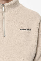 Pegador Puka Teddy Half Zip Sweater Kingdom Beige Detailshot aus der Built to Last Kollektion für Herren