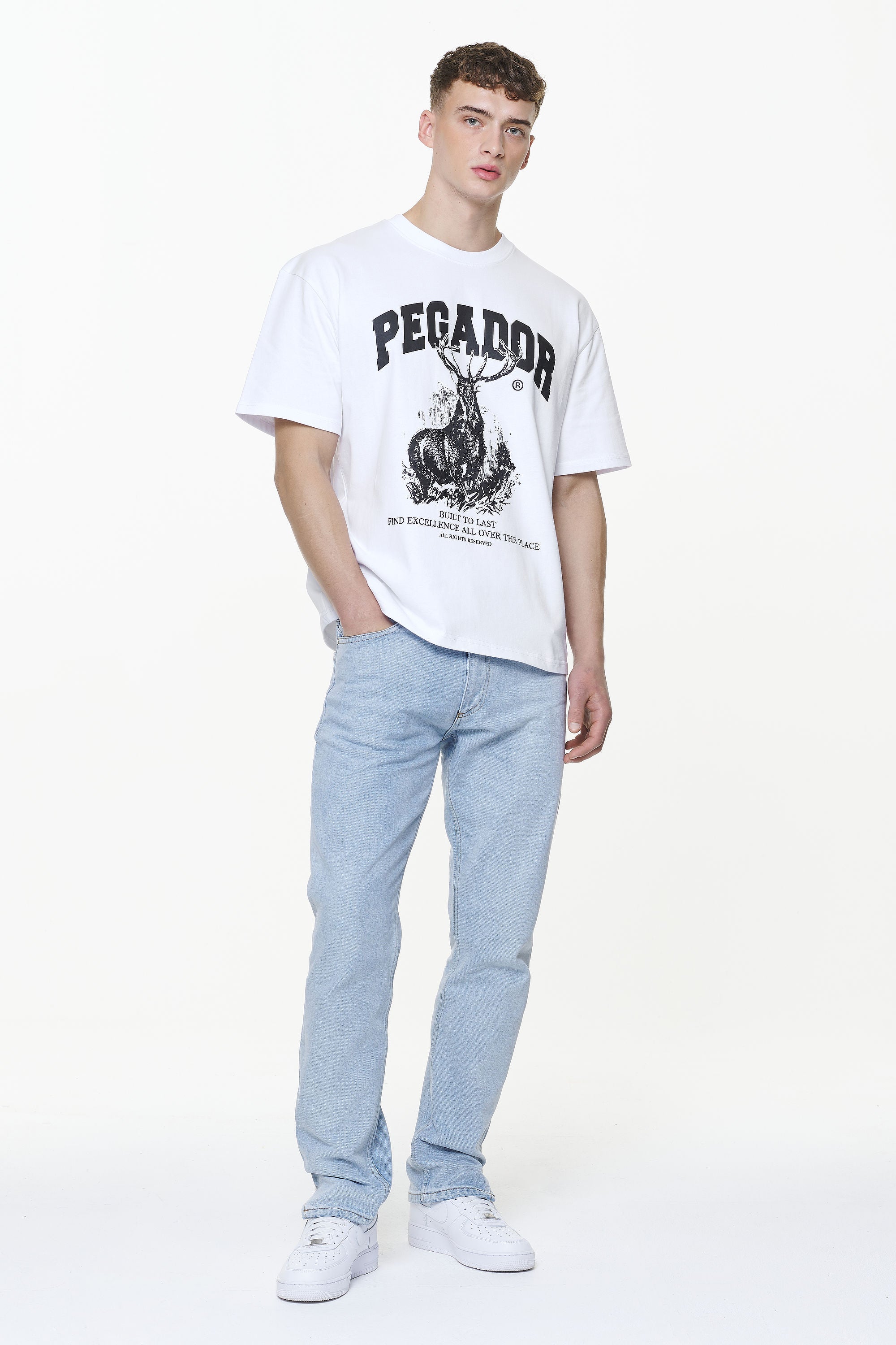 Pegador Lizard Oversized Tee White Ganzkörper Bild aus der Built to Last Kollektion für Herren