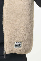 Pegador Orae Teddy Vest Kingdom Beige Detailshot aus der Built to Last Kollektion für Herren