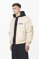 Pegador Garo Bomber Jacket Kingdom Beige Detailshot aus der Built to Last Kollektion für Herren