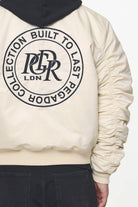 Pegador Garo Bomber Jacket Kingdom Beige Detailshot aus der Built to Last Kollektion für Herren