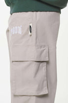 Pegador Vine Cargo Pants Fossil Taupe Detailshot aus der Built to Last Kollektion für DaHerren