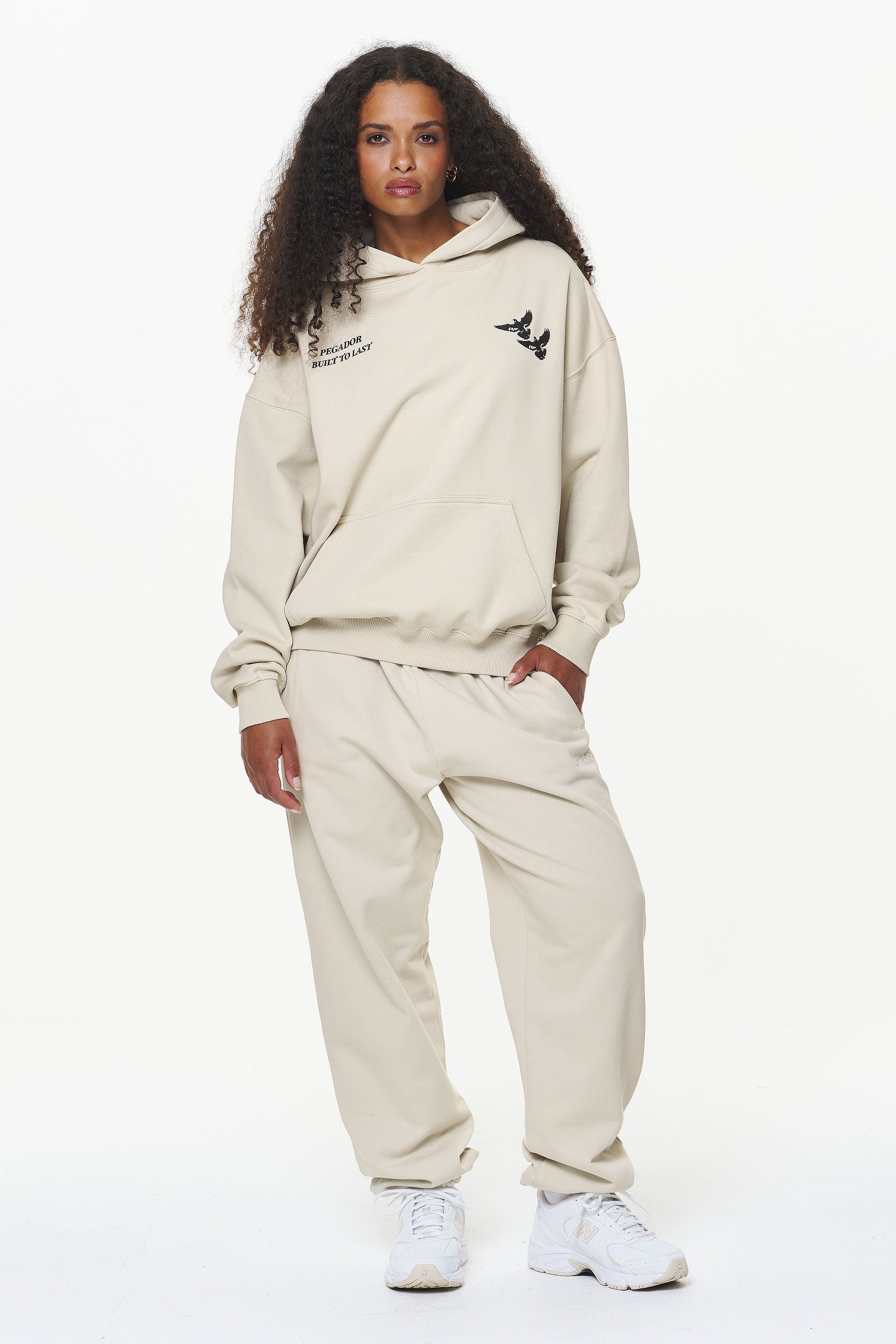 Pegador Portobello Oversized Hoodie Vintage Washed Bone White Ganzkörper Bild aus der Built to Last Kollektion für DaHerren