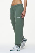 Pegador Durward High Waisted Sweat Pants Vintage Washed Garden Green Seitenansicht aus der Built to Last Kollektion für DaHerren