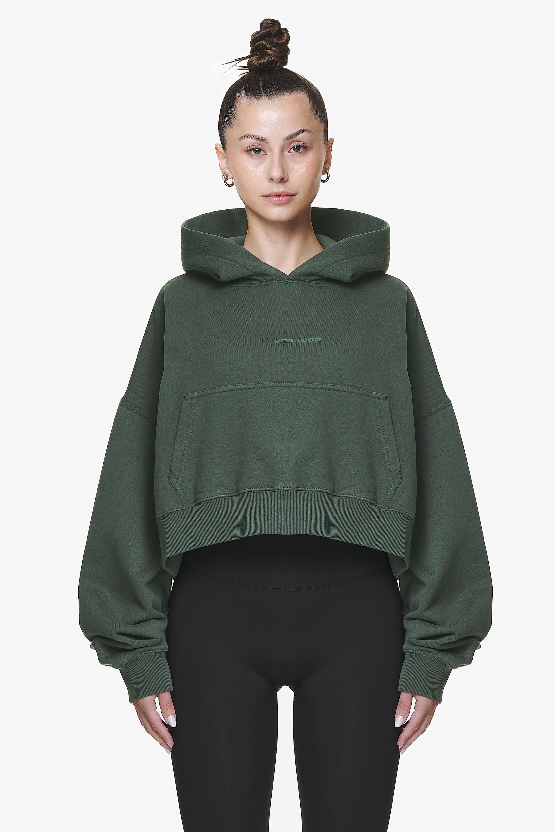 Pegador Salita Oversized Cropped Hoodie Washed Sage Green Gum Hauptansicht aus der Do not Disturb Kollektion für DaHerren