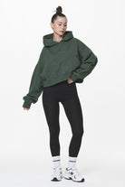 Pegador Salita Oversized Cropped Hoodie Washed Sage Green Gum Ganzkörper Bild aus der Do not Disturb Kollektion für DaHerren