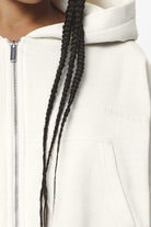 Pegador Marla Cropped Zip Hoodie Washed Salty Cream Gum Detailshot aus der Do not Disturb Kollektion für DaHerren