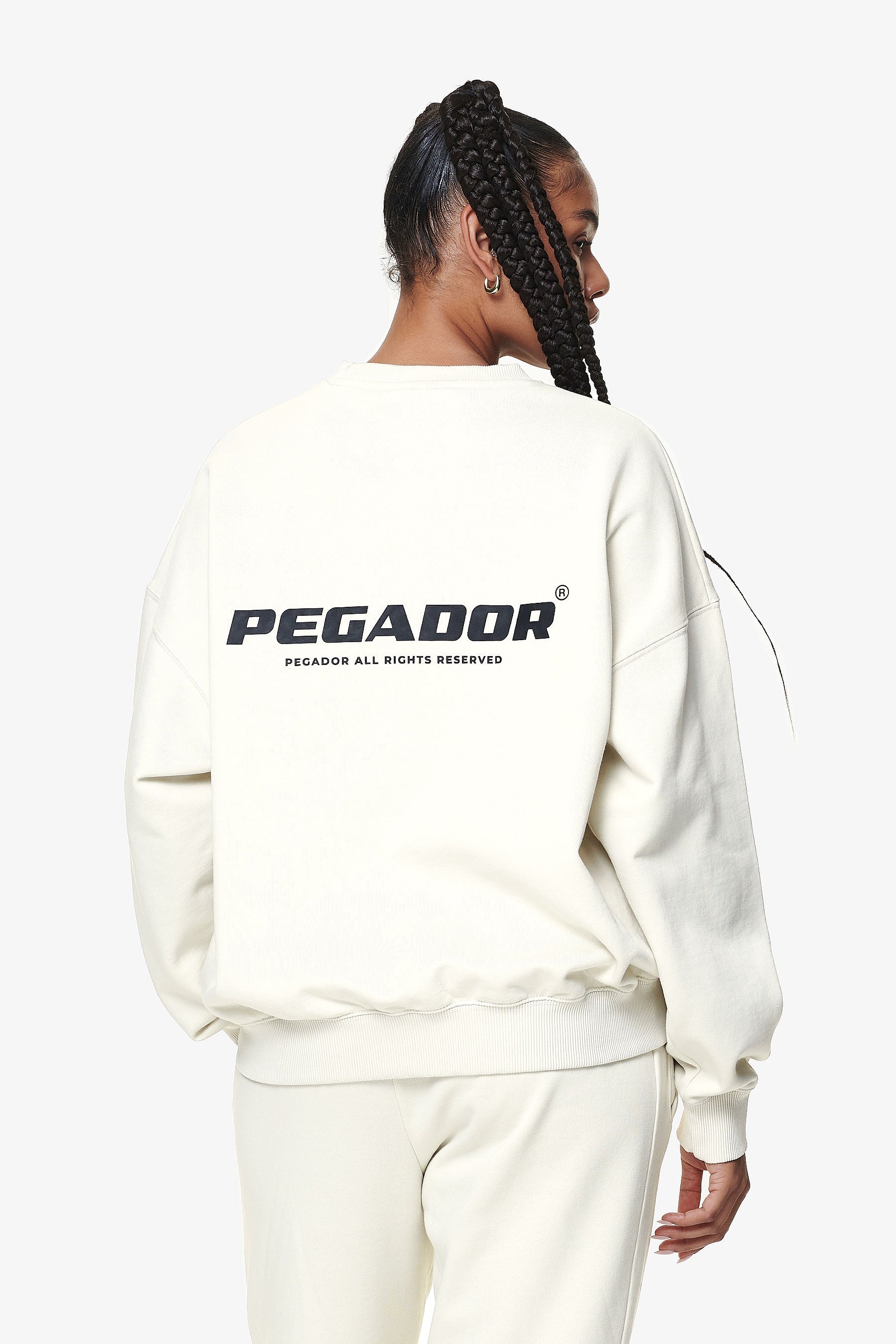 Pegador Aelva Logo Heavy Oversized Crew Neck Washed Salty Cream Hauptansicht aus der Do not Disturb Kollektion für DaHerren