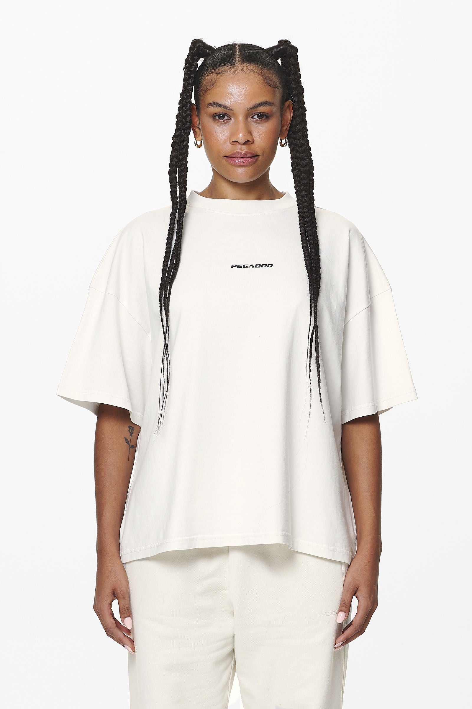 Pegador Arendal Logo Heavy Oversized Tee Washed Salty Cream Seitenansicht aus der Do not Disturb Kollektion für DaHerren