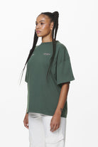 Pegador Vrena Heavy Oversized Tee Washed Sage Green Detailshot aus der Do not Disturb Kollektion für DaHerren