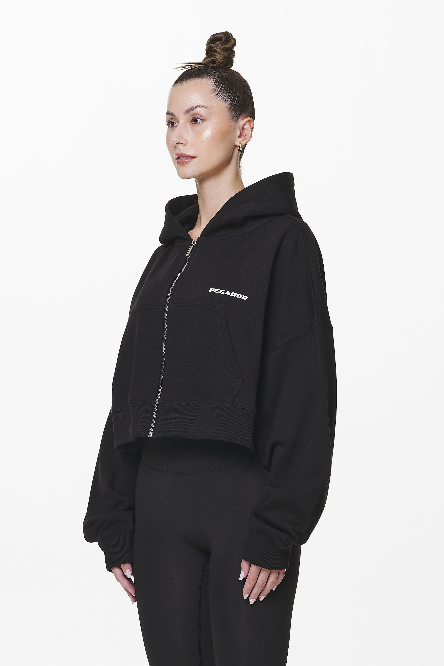 Pegador Marla Cropped Zip Hoodie Black Gum Seitenansicht aus der Do not Disturb Kollektion für DaHerren