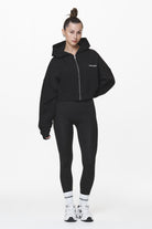 Pegador Marla Cropped Zip Hoodie Black Gum Ganzkörper Bild aus der Do not Disturb Kollektion für DaHerren