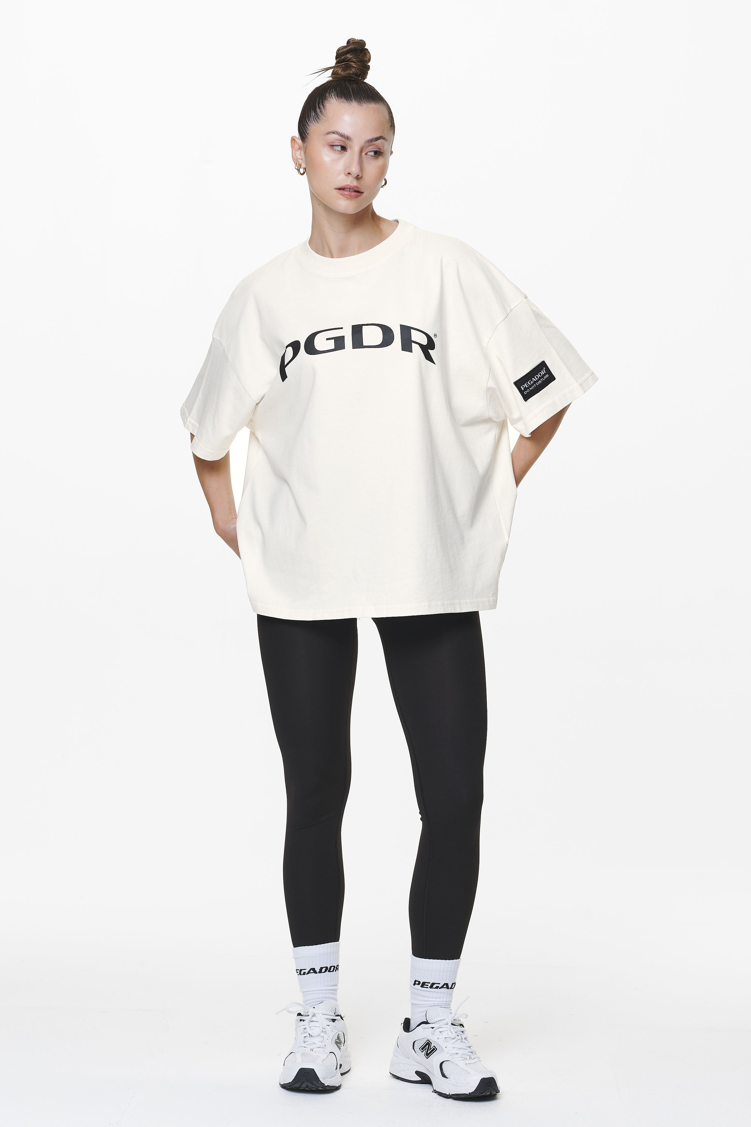 Pegador Troms Heavy Oversized Tee Washed Salty Cream Ganzkörper Bild aus der Do not Disturb Kollektion für DaHerren